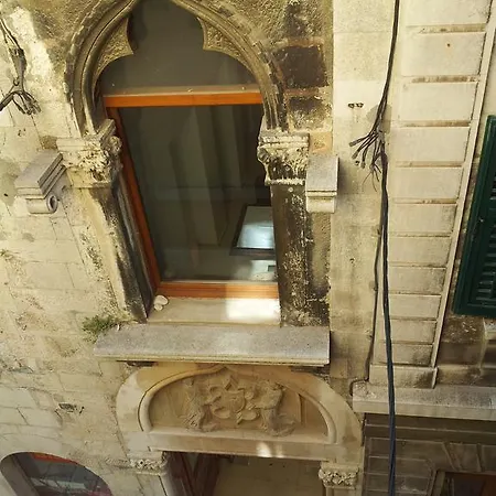 Old Town Mila Apartman *